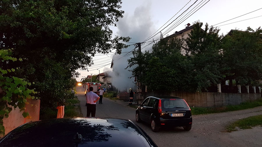 ZAPALILA SE BANDERA U DOBOJU Reagovali vatrogasci, a radnici sanirali oštećenje