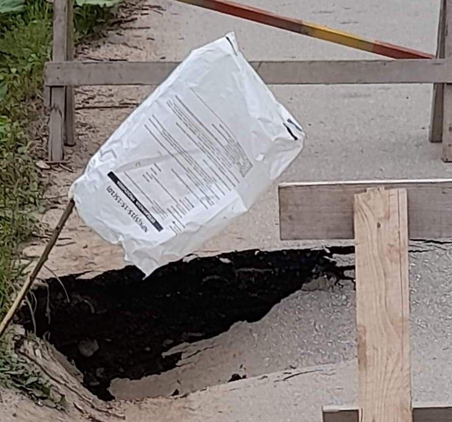 REGIONALNI PUT DOBOJ-MAGLAJ TONE?!: Teški kamioni ostećuju put. (FOTO)