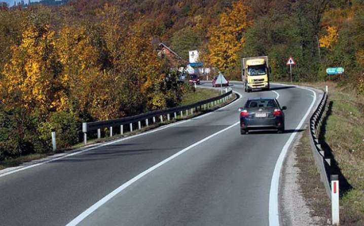 PUTEVI: Kolovozi uglavnom suvi, moguća poledica u višim predjelima