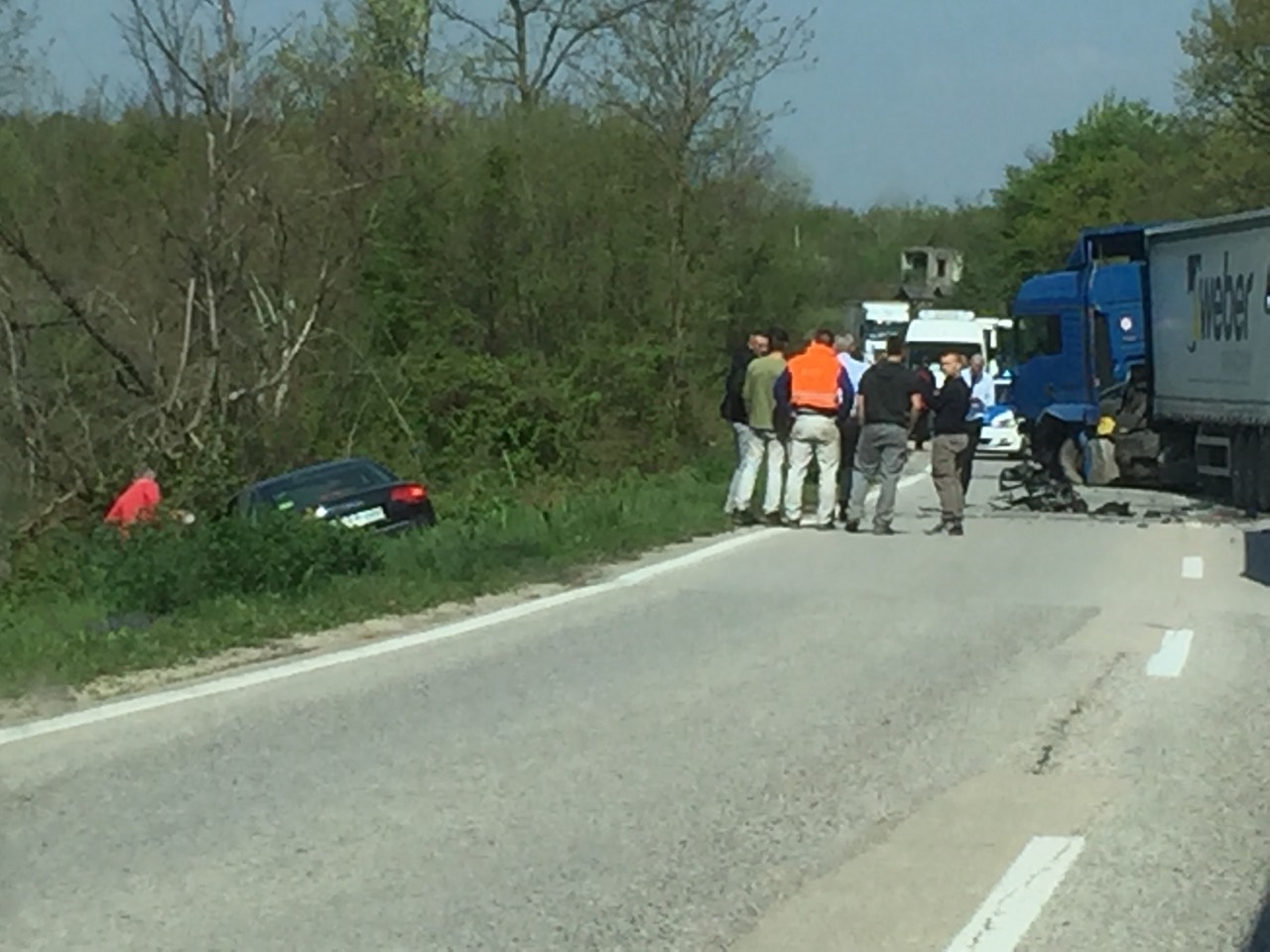 DOBOJ: Vozač povrijeđen u sudaru s kamionom kod Dervente (FOTO)