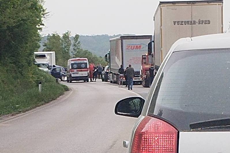 TEŠKA SAOBRAĆAJNA NESREĆA KOD DOBOJA: Poginuo vozač putničkog automobila