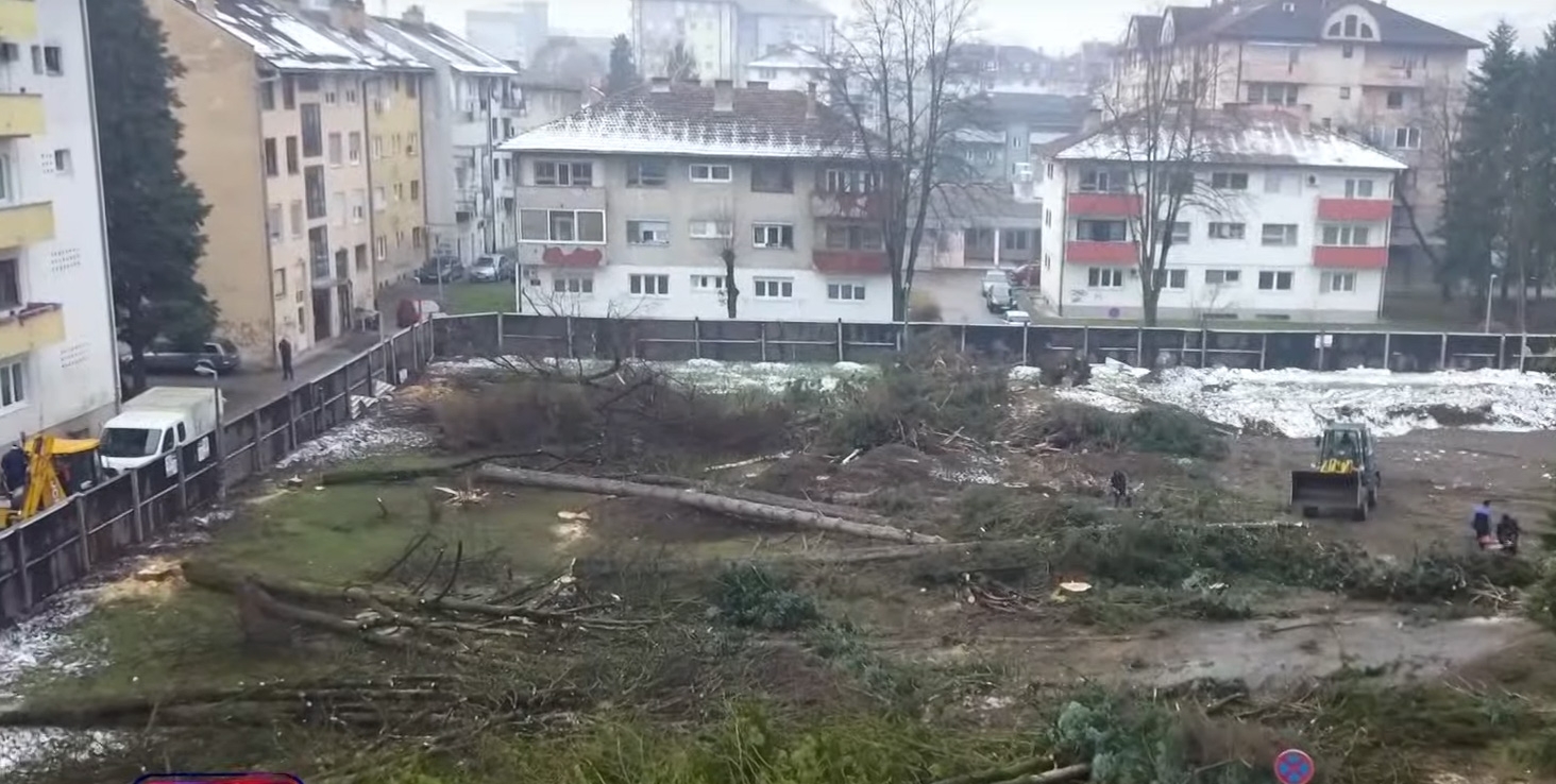 DOBOJ: Nakon rušenja zgrade opštine, na red je došlo i krčenje drveća (VIDEO)