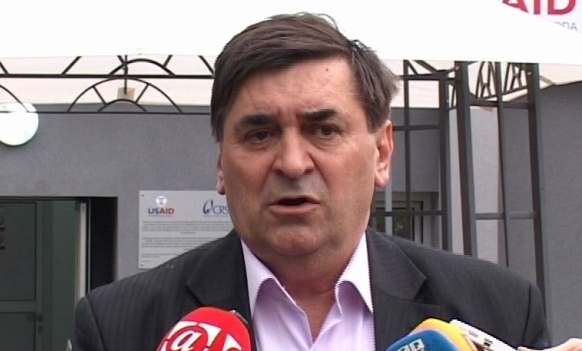 DOBOJ: Hrabra SDS-ovka se bacila ispred Petrovića i svojim telom ga spasila od nezgodnog pitanja