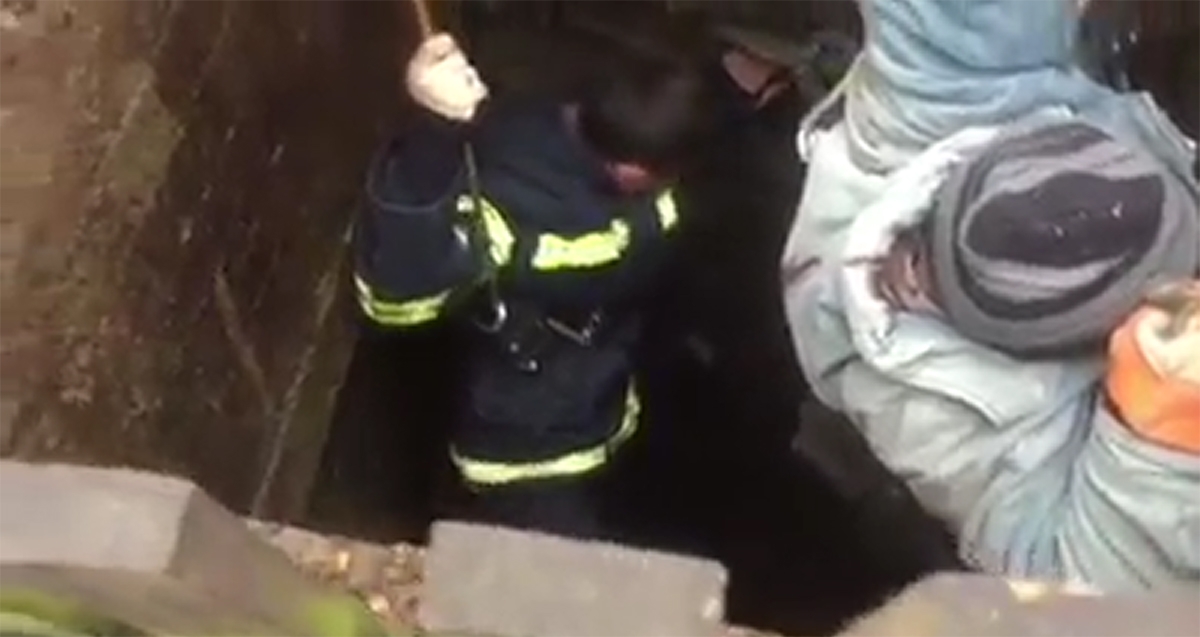 Upao u bunar dubok 10 metara, vatrogasac iz Modriče Željko Nikić HEROJ akcije spasavanja