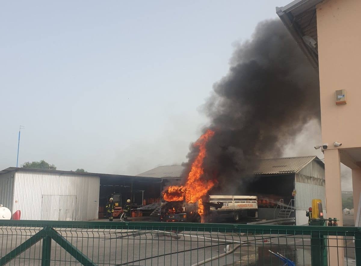 VATRA ZAHVATILA I PLINSKE BOCE: Požar u krugu punionice plina "Linquivex" kod Doboja