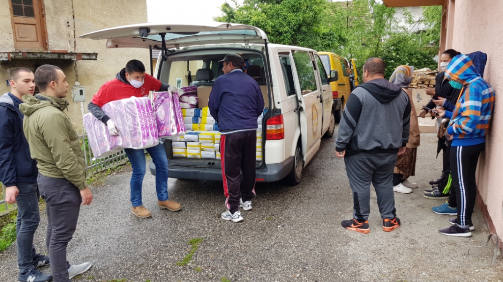 DOBOJ: Socijalno ugroženi Romi dobili 15 paketa
