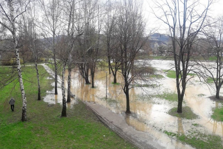 Povećan vodostaj Bosne, poplavljena neka naselja