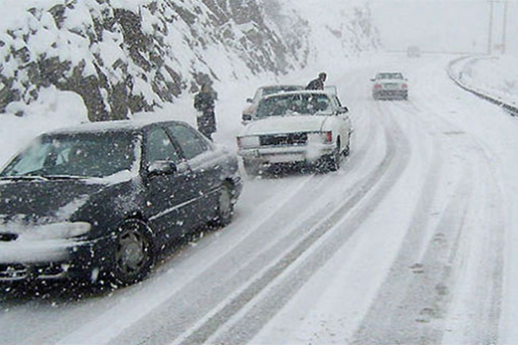 PUTEVI: Zbog vremenskih neprilika otežan saobraćaj