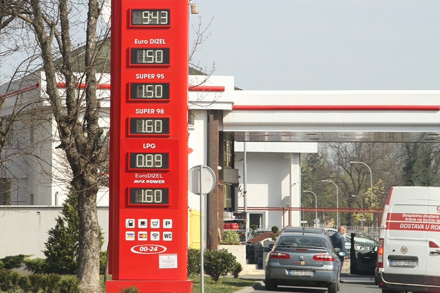 Provjerili smo koliki su NAMETI NA NAFTU: Na svaki litar goriva državi ide 0,70 ili 0,75 KM
