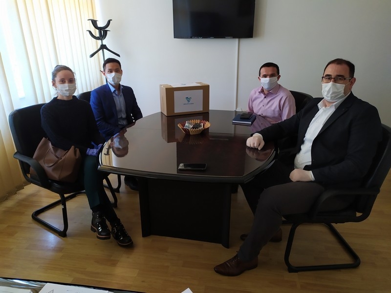 DOBOJ: Kinezi koji grade novu bolnicu donirali zaštitnu opremu