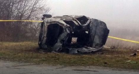 MEŠTANE PROBUDILI JAUCI Mladić izgoreo u automobilu koji je sleteo s puta, drugi u teškom stanju