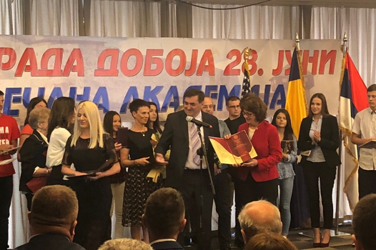 DOBOJ: Kormakovoj uručeno najveće priznanje grada