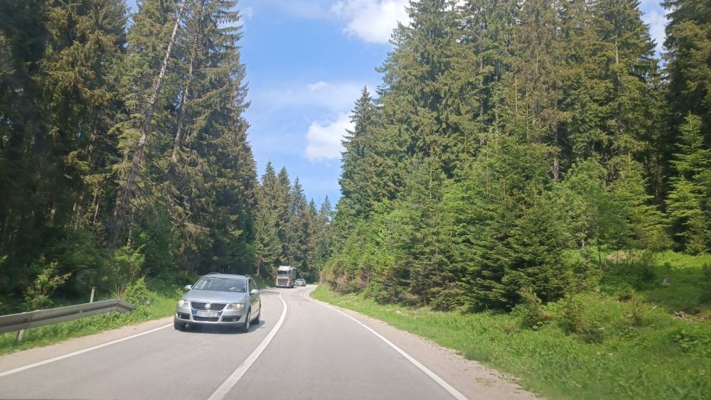 PUTEVI: Kolovozi pretežno suvi, izbjegavati rizična preticanja