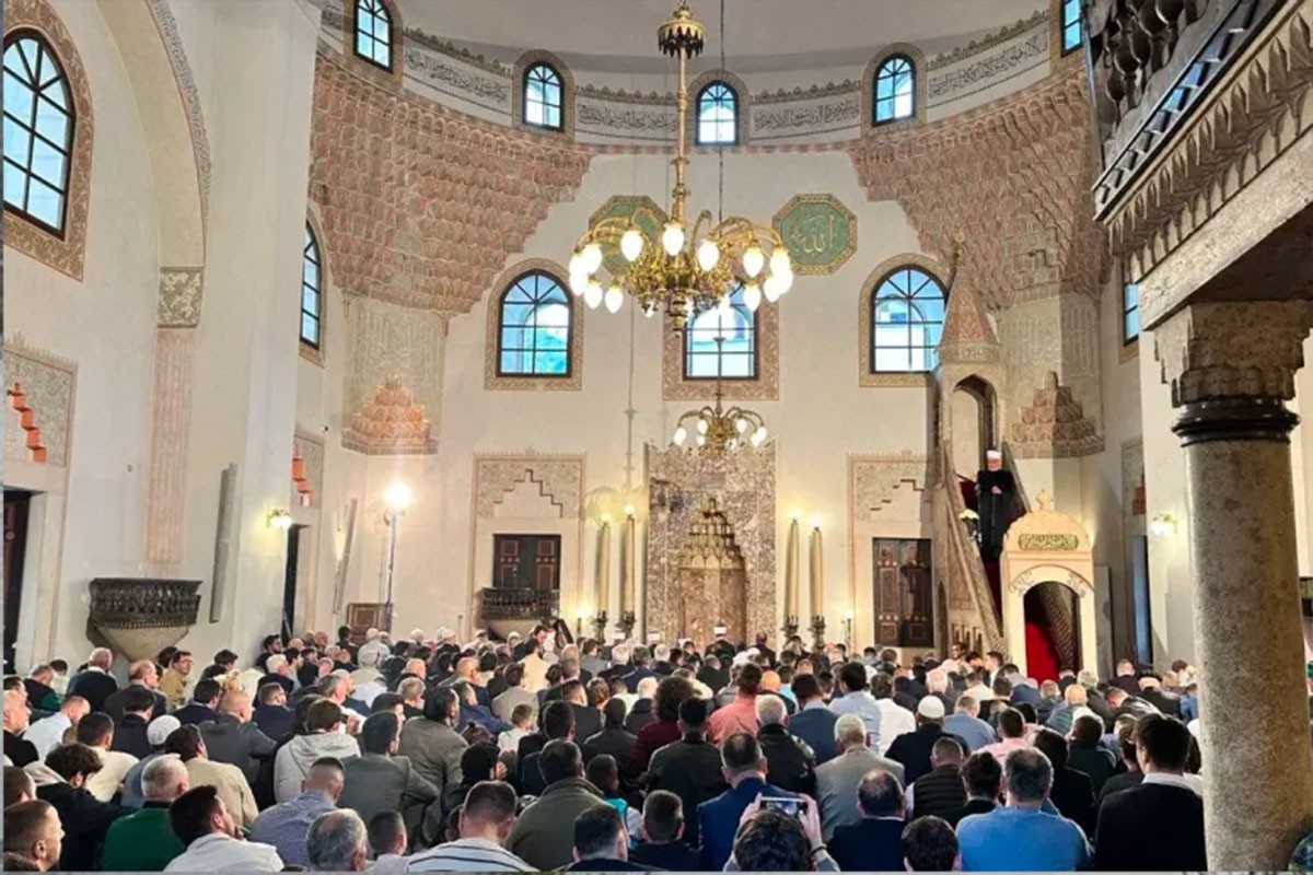 Prvi dan Ramazanskog bajrama obilježen molitvom, porodičnim okupljanjima i dobrim željama