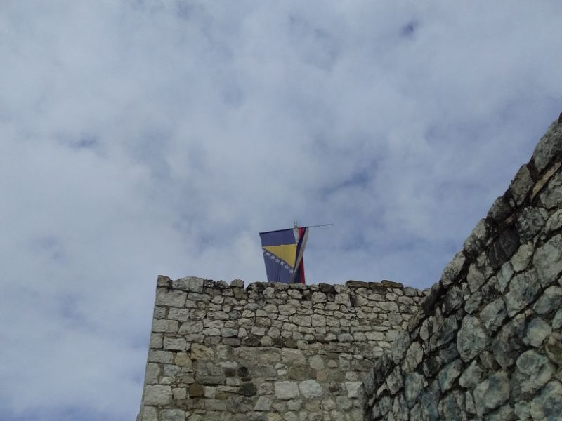 ZAŠTO NEMA ZASTAVE REPUBLIKE SRPSKE NA DOBOJSKOJ TVRĐAVI: Pitaju turisti iz Modriče na proputovanju? (FOTO)(VIDEO)