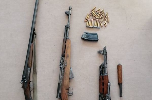 DOBOJ: U pomoćnim objektima iza porodične kuće pronađeno i oduzeto vojno naoružanje