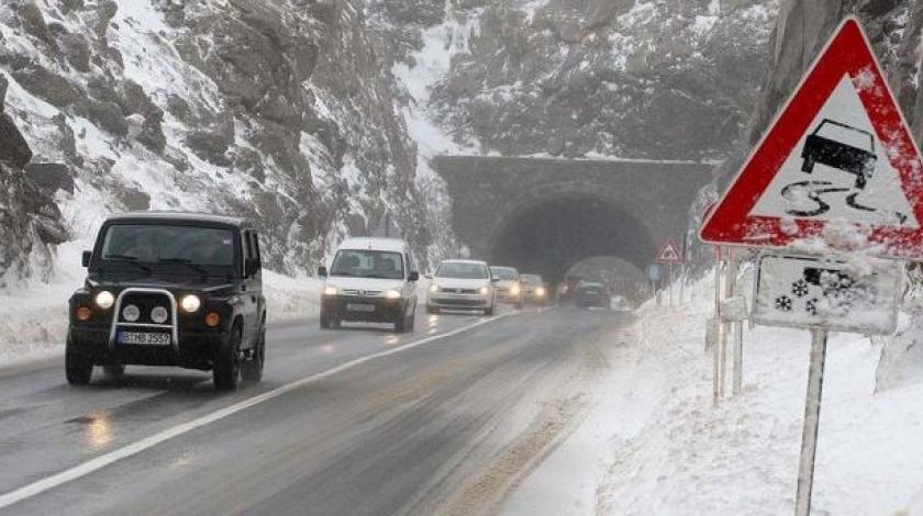 PUTEVI: Pretežno vlažni kolovozi i poledica u višim predjelima