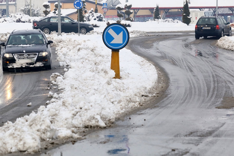 PUTEVI: Otežano saobraćanje zbog kiše i snijega