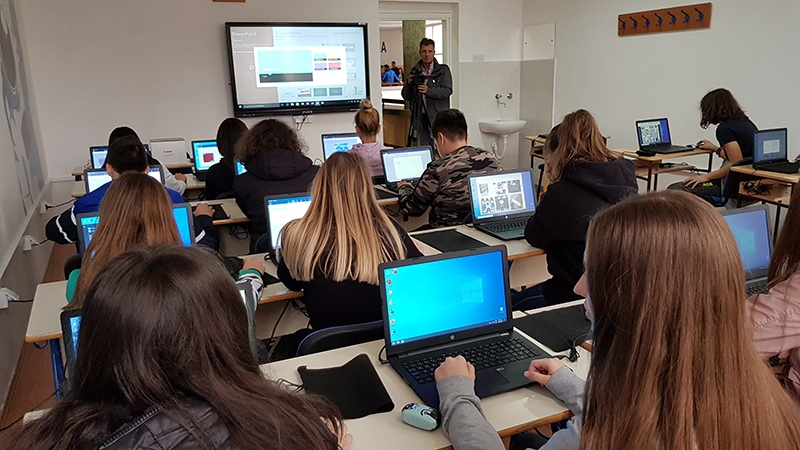 DOBOJ: Opremljen kabinet za informatiku u Ekonomskoj školi