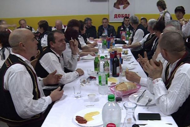 OKUPLJANJE RASELJENIH U DOBOJU: Nostalgiju za rodnom grudom liječi pjesma