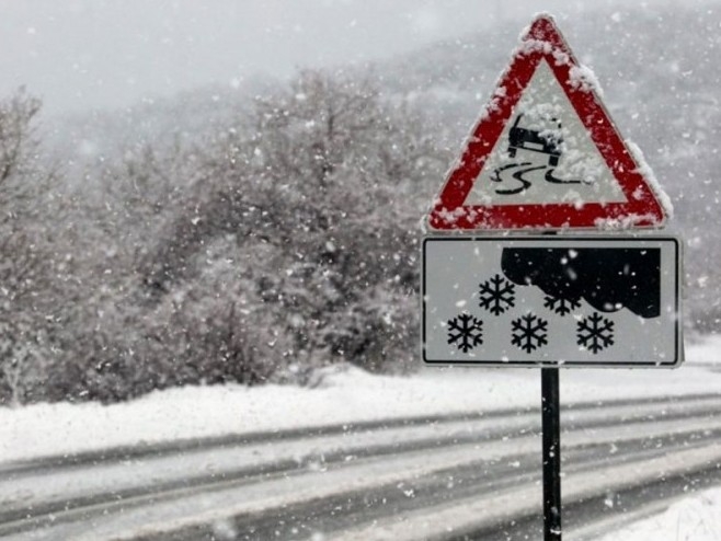 PUTEVI: Zasnježeni kolovozi i poledica