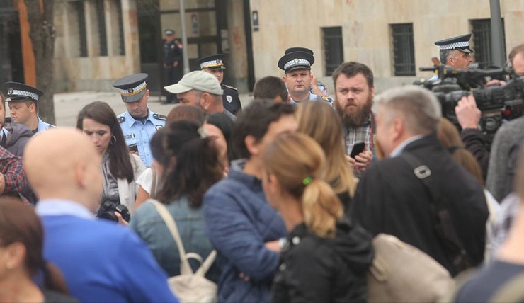 BUNT ZBOG NAPADA NA KOLEGU Novinari ispred Palate predsednika RS izrazili nezadovoljstvo i ZABRINUTOST