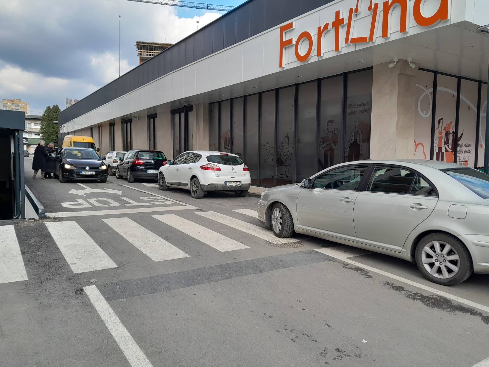 OPET POSLA ZA POLICIJU: I pored kazni vozači se pogrešno parkiraju uz supermarket (FOTO)