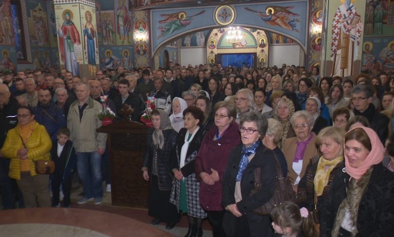 DOBOJ: Veliki broj Dobojlija Vaskrs dočekao u Hramu Rođenja Presvete Bogorodice (FOTO)(VIDEO)