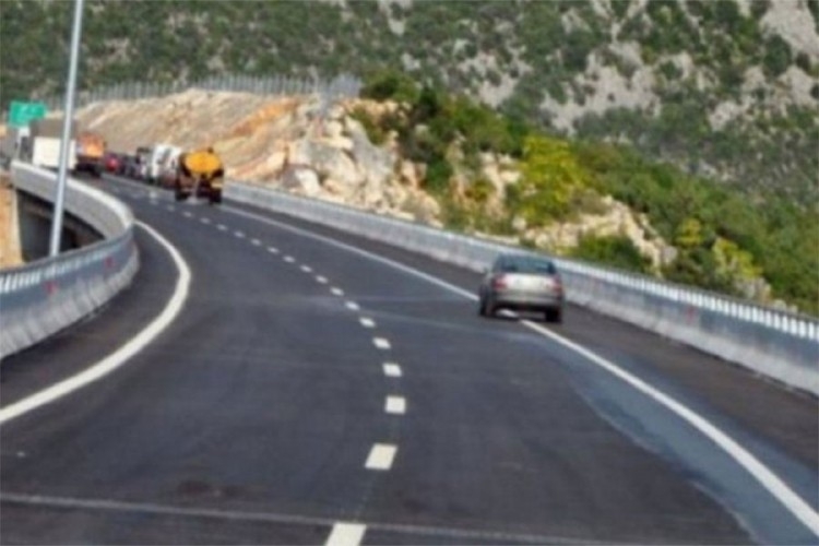 PUTEVI: Otežan saobraćaj na putu Ulog-Klanci