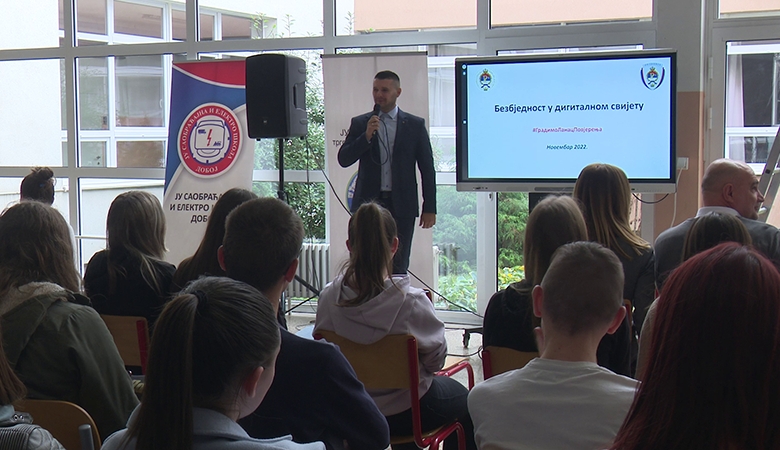 DOBOJ: Održano predavanje pod nazivom „Bezbjednost djece u digitalnom svijetu” (VIDEO)