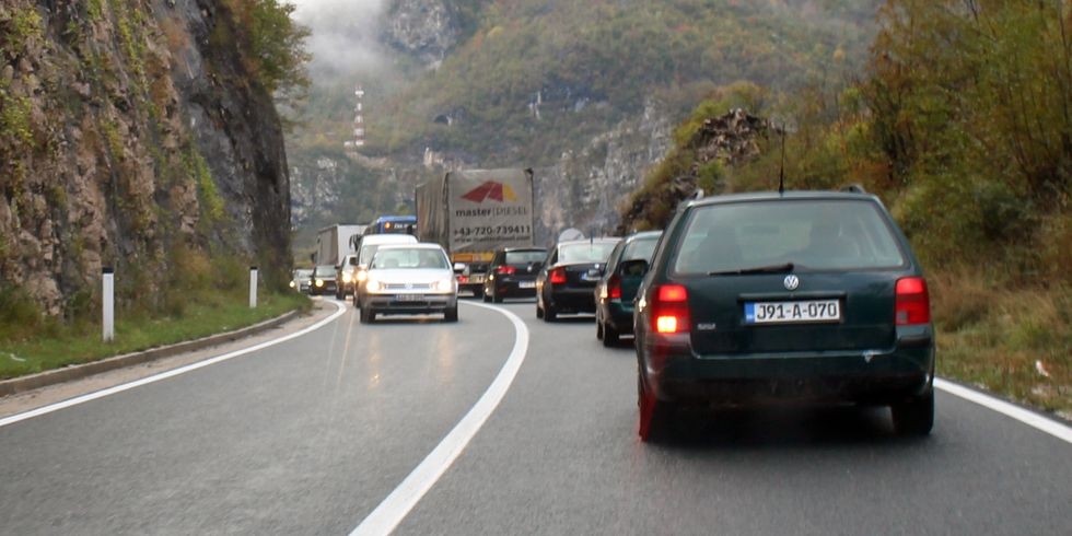PUTEVI: Gusta magla duž riječnih tokova, jak vjetar oko Bosanskog Petrovca