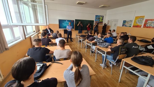 DOBOJ: Učenicima Tehničke škole ukazano na opasnosti upotrebe vatrenog oružja