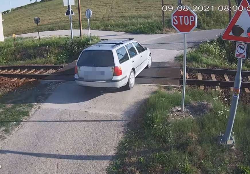 UMALO TRAGEDIJA Bahati vozač za dlaku izbjegao udar voza (VIDEO)