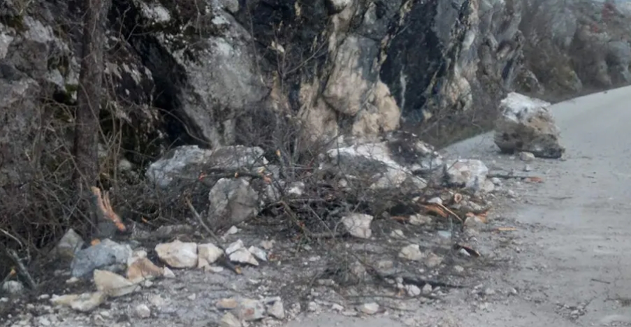 PUTEVI: Na većini puteva povećana opasnost od odrona i klizišta