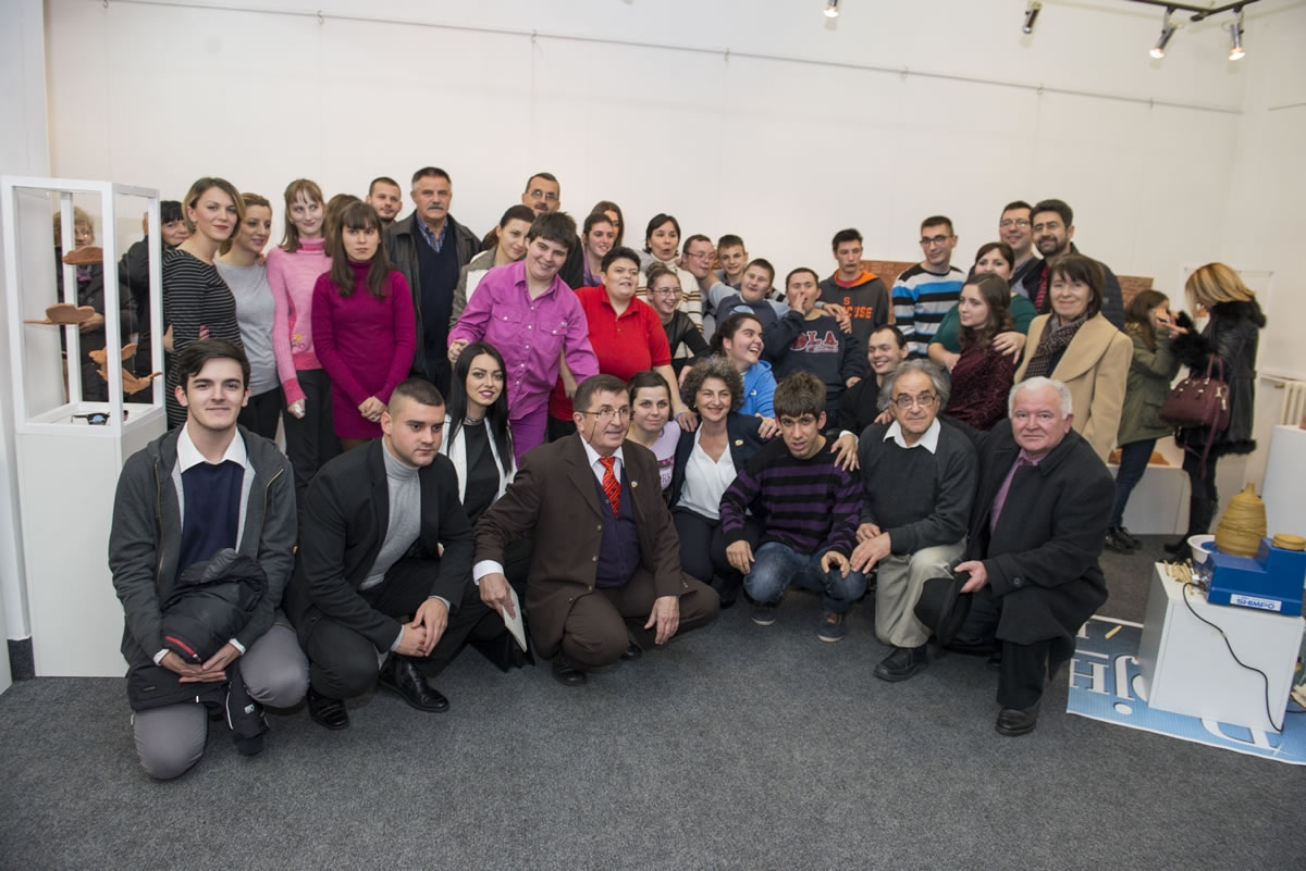 DOBOJ: Izložba radova Centra za djecu i omladinu sa smetnjama u razvoju (FOTO)