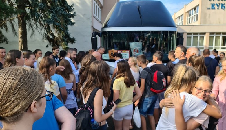 DOBOJ: Ispraćen autobus sa mališanima sa Kosmeta (FOTO)