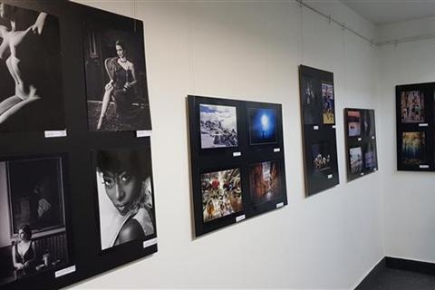 DOBOJ: Otvorena izložba umjetničkih radova fotografa iz BiH (FOTO)