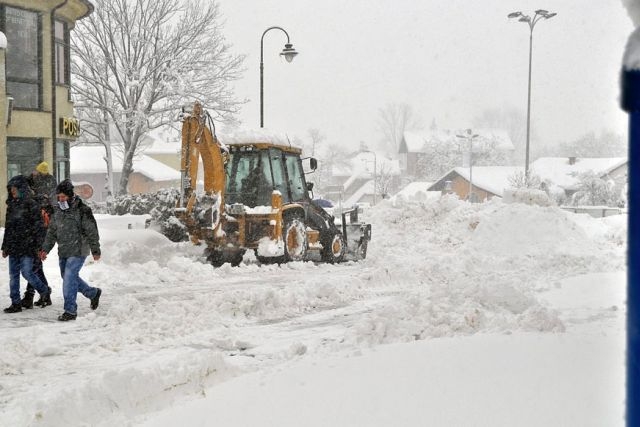 PUTEVI: Snijeg otežava saobraćaj, kamioni ne mogu preko Izačića