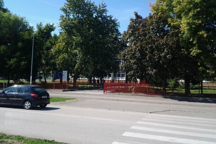 NOVI INCIDENT U DOBOJU: Ujak jedne učenice ćušnuo drugu po glavi