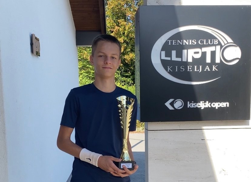 NOVA TITULA ZA TENISKI KLUB DOBOJ: Nikša Smiljanić najbolji na OP Kiseljak U16!
