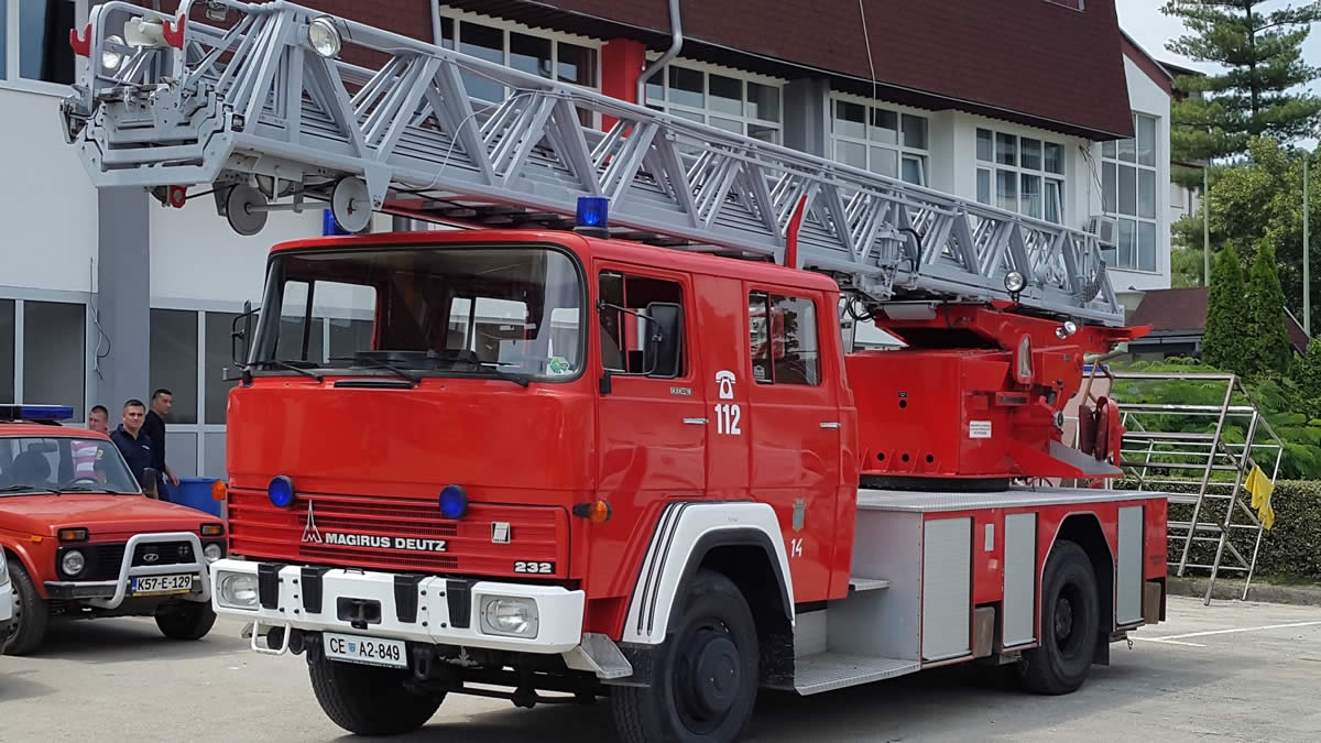 DOBOJ: Gori autobus i tri vozila u Miljkovcu