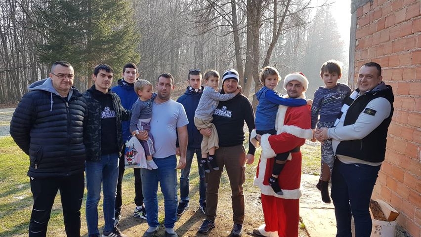 DOBOJSKI INFO PREDSTAVLJA: "Grobari Ozren" obradovali novogodišnjim paketićima djecu (FOTO)