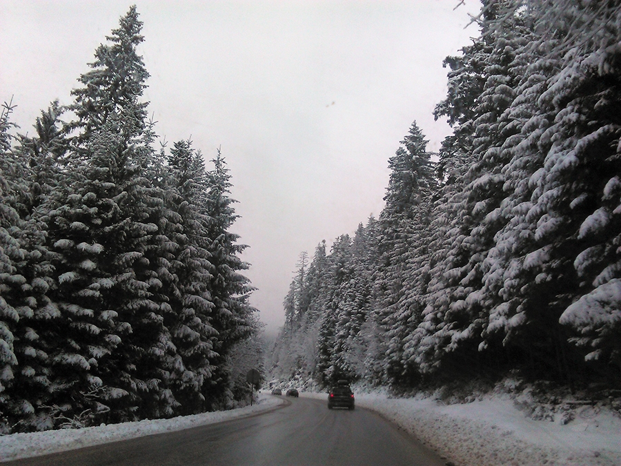 PUTEVI: Putni pravci prohodni, ugažen snijeg na kolovozu, smetovi preko Morina