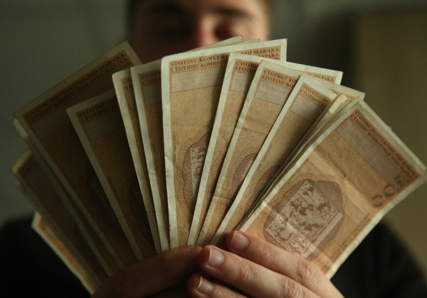 PROSJEČNA PLATA U JULU 1.262 KM: Ugostitelji najslabije plaćeni