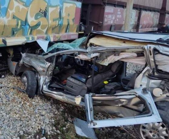 DOBOJ: Teretni voz naletio na automobil, povrijeđena jedna osoba