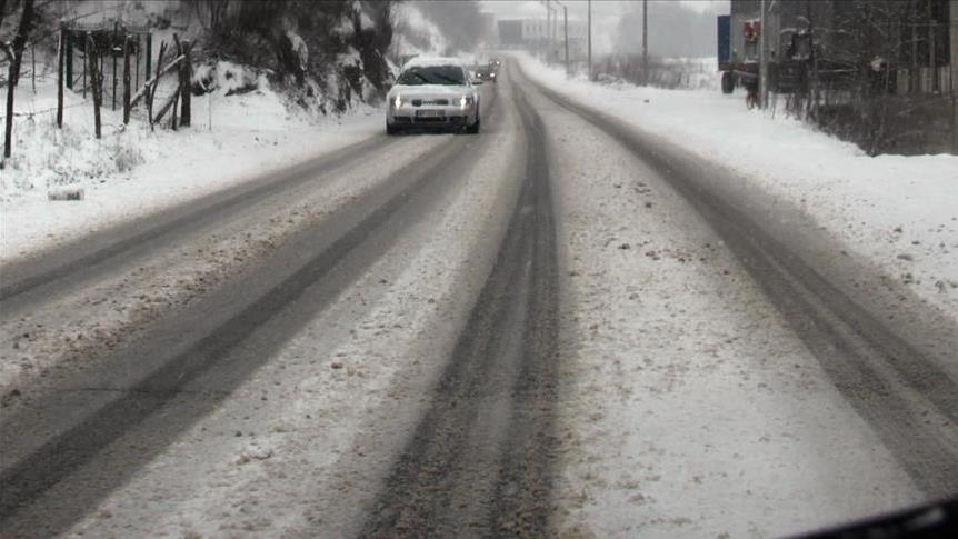 PUTEVI: Na kolovozu u višim predjelima ima ugaženog snijega