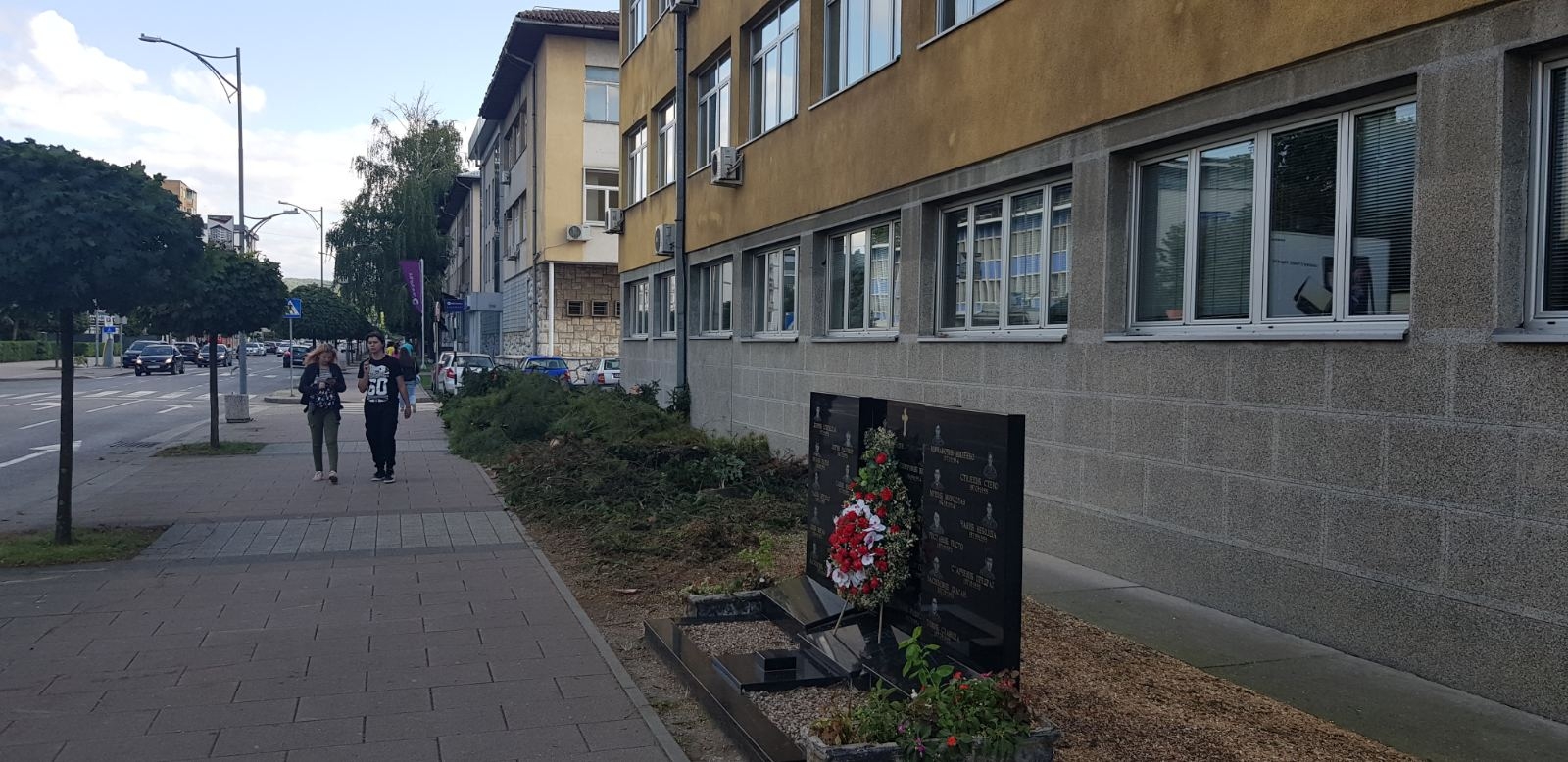 SJEČA DRVEĆA ISPRED DOBOJSKOG MUP-a: Ko donosi odluke, ko uništava zelenilo? (FOTO)