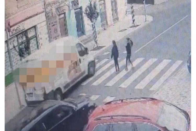 DOBOJ: Djeca za dlaku izbjegla nesavjesnog vozača