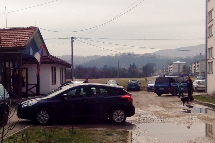 PETROVO: U toku potraga za napadačima na policiju