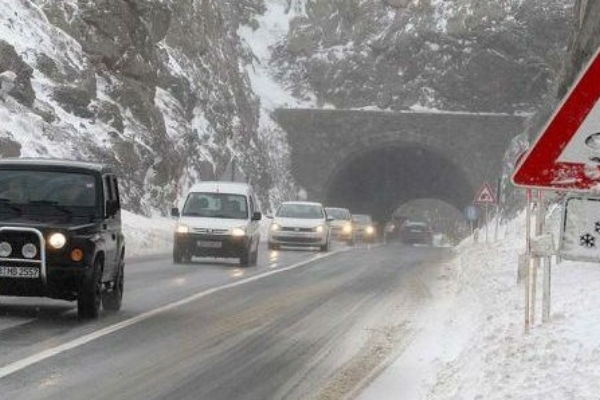 PUTEVI: Zasniježen kolovoz u planinskim predjelima i preko prevoja